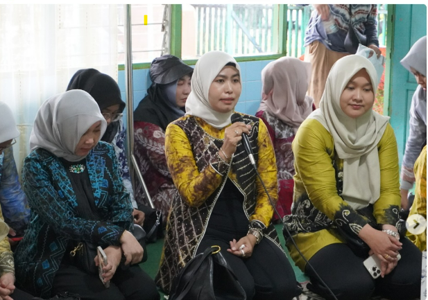 Dharma Wanita Persatuan Dinas Pekerjaan Umum dan Penataan Ruang Provinsi Kalimantan Selatan Melakukan Pertemuan Rutin berupa Bakti Sosial