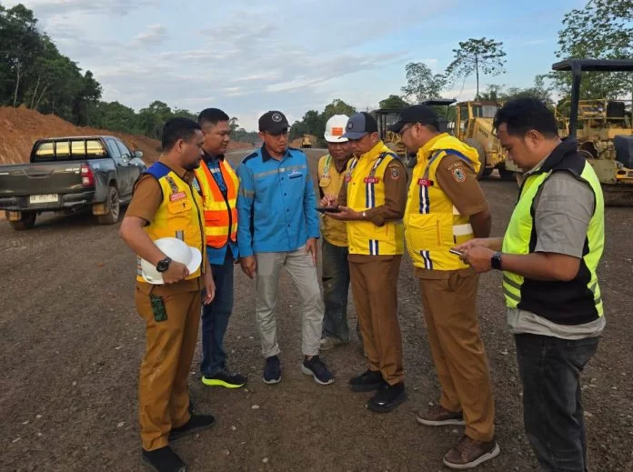 Dinas PUPR Kalsel Pantau Jalan Lintas Tengah Pulau Laut