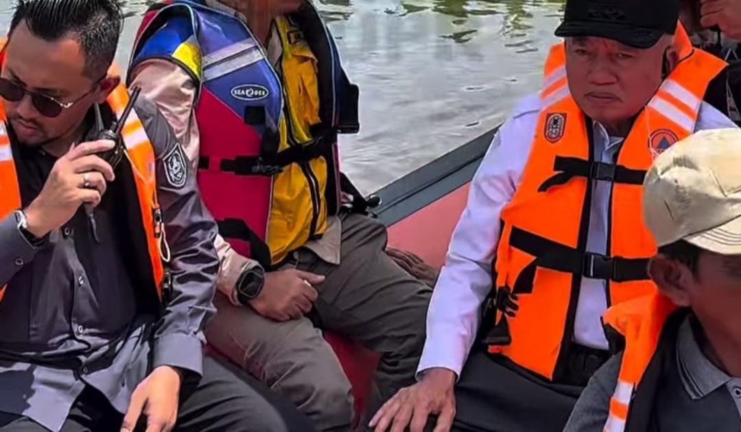 Dinas PUPR KALSEL Dampingi Penyerahan Bantuan Banjir Oleh Gubernur Kalimantan Selatan