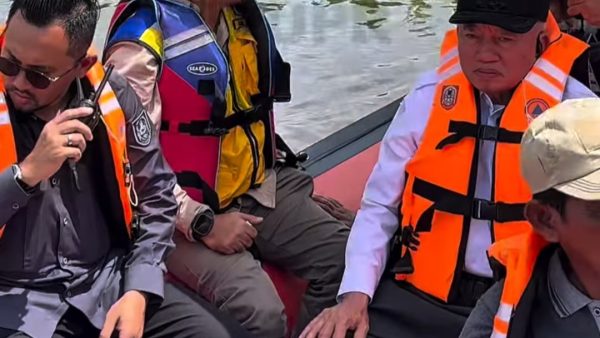 Dinas PUPR KALSEL Dampingi Penyerahan Bantuan Banjir Oleh Gubernur Kalimantan Selatan