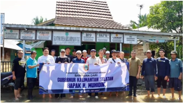 Dinas PUPR Kalsel Serahkan 368 Paket Sembako Bagi Korban Banjir di Desa Kelampaian Ulu