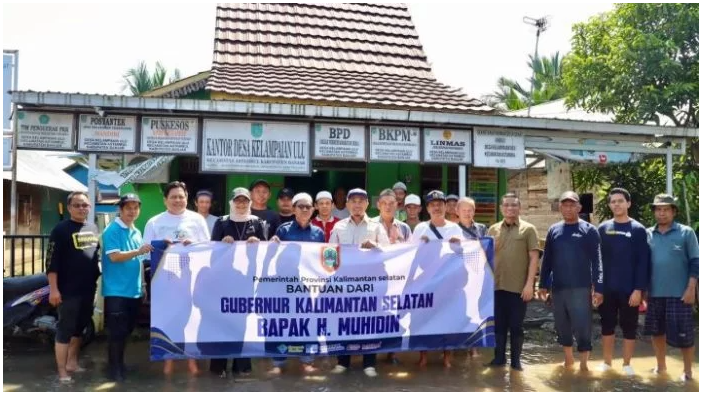 Dinas PUPR Kalsel Serahkan 368 Paket Sembako Bagi Korban Banjir di Desa Kelampaian Ulu
